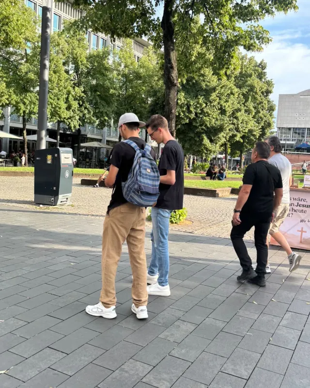 Gespräche am Stand der SAM Hauskirche auf dem Paradeplatz in Mannheim